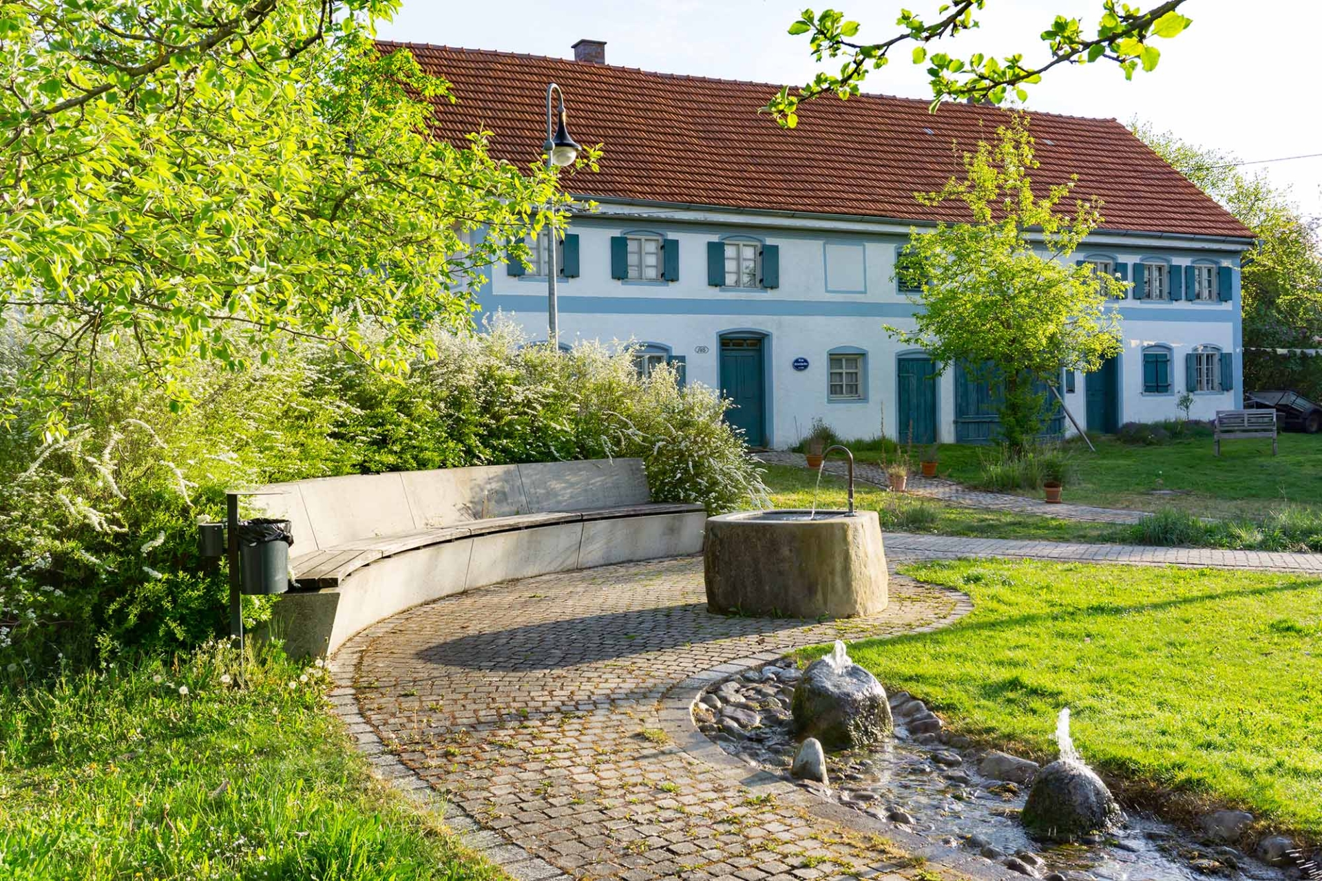 Dorfplatz am Maibaum, Brunnen