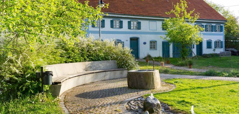Dorfplatz am Maibaum, Brunnen